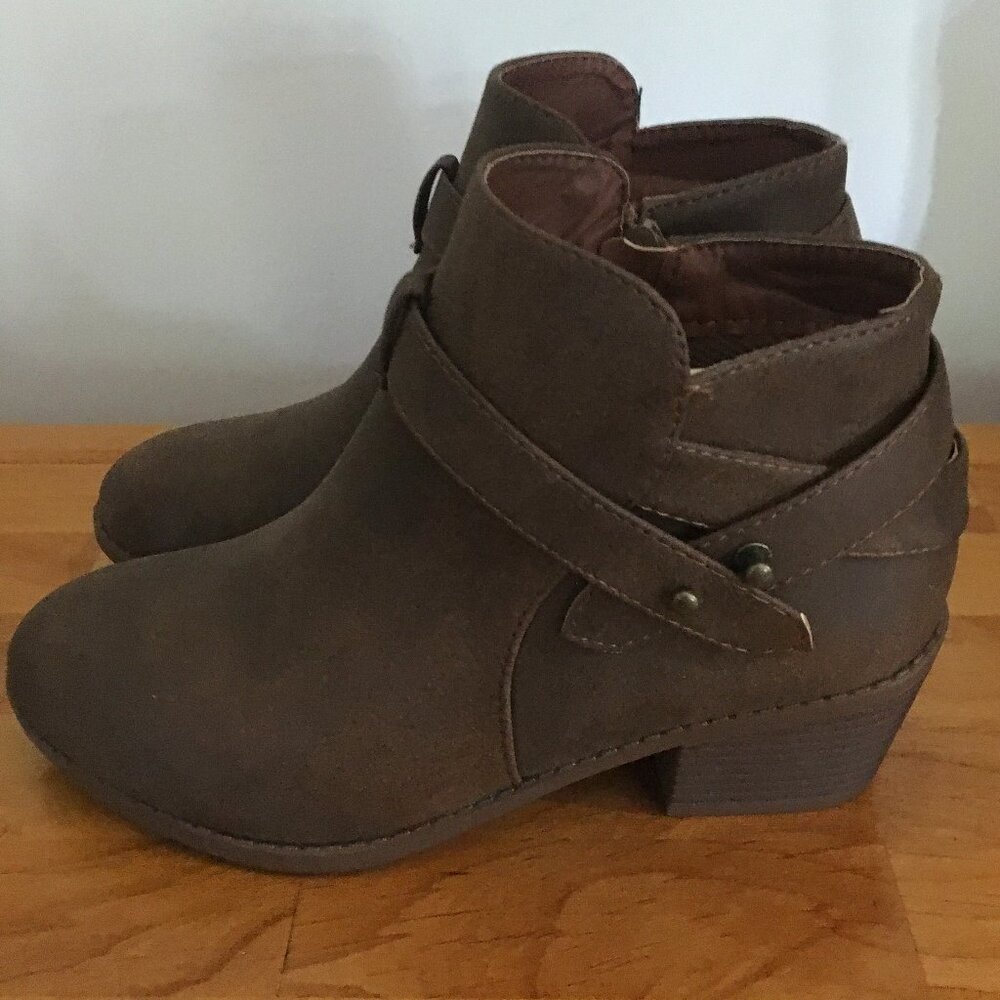 Forever Brown Low Cut Booties Size 6 BRAND NEW